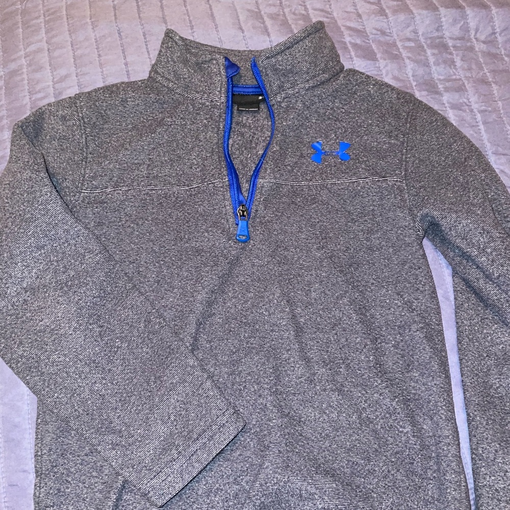 Boys size small (6/7) under armour pull over